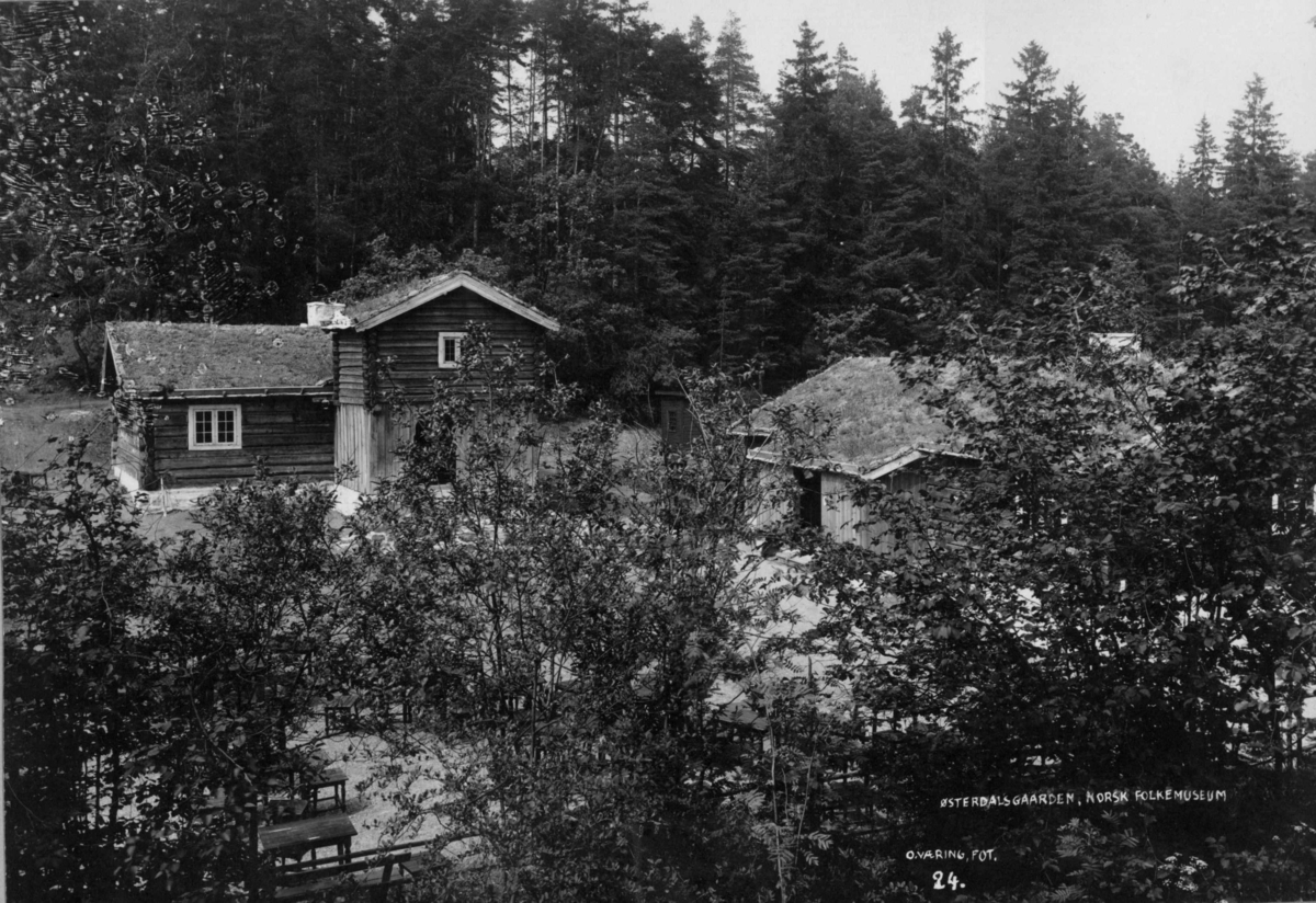 Barfrøstue fra Gammelstu Trønnes, Stor-Elvdal og sommerstue fra Kilde, Åmot. Fotografert i Østerdalstunet på Norsk folkemuseum, 1925 av fotofirmaet O. Væring.