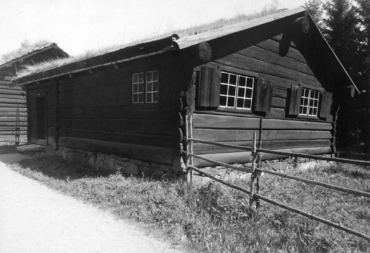 Stue fra Grøsli i Flesberg, Numedal. Fotografert i Numedalstunet på Norsk folkemuseum (1939 eller før).