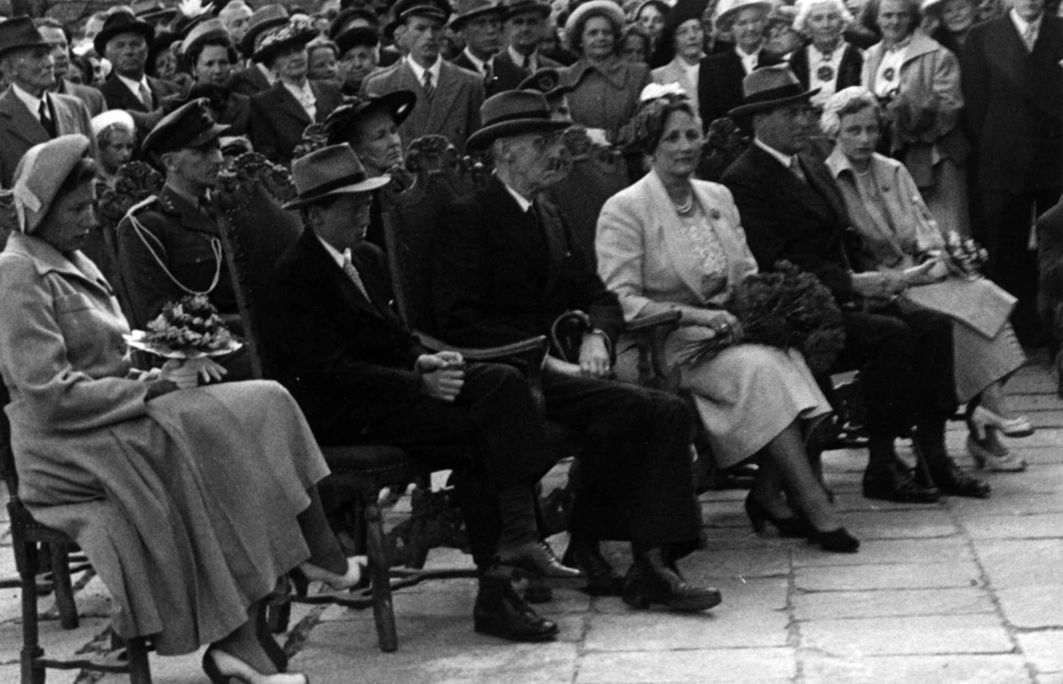 Åpning av utstillingen "Daglig liv i Oslo gjennom 400 år". Kongefamilien , ansatte og publikum på torget utenfor Bybygningen, 14. mai 1950.
