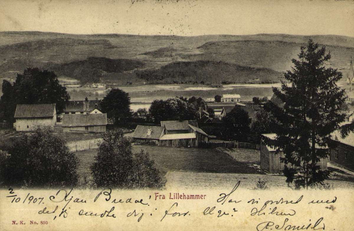 Postkort. Flere gårder ligger langs elva, Lillehammer. Stemplet 02.09.1907