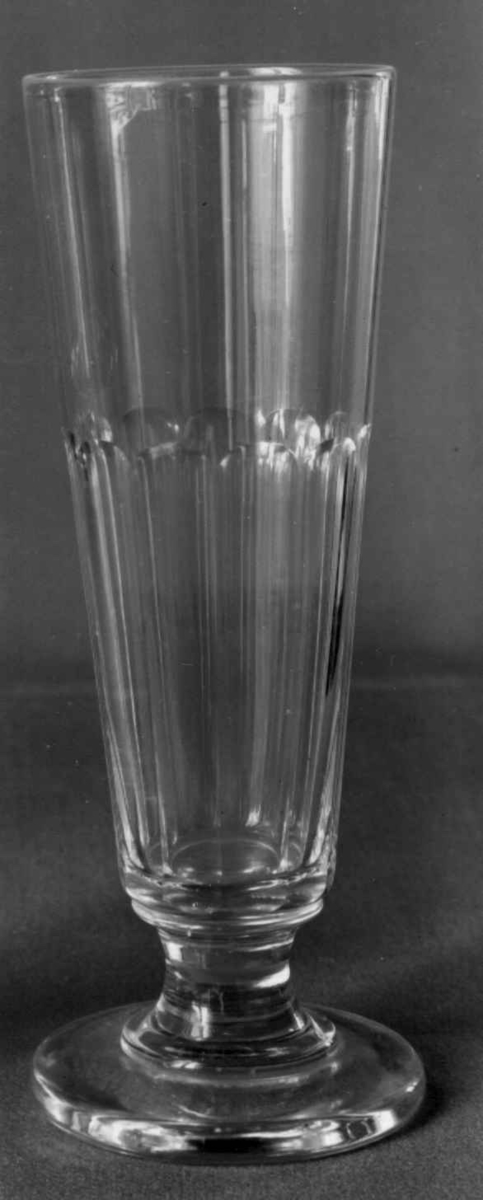 Glass, 12 ølglass, Viken, Hurdal, Akershus.
Fra dr. Eivind S. Engelstads storgårdsundersøkelser 1954.