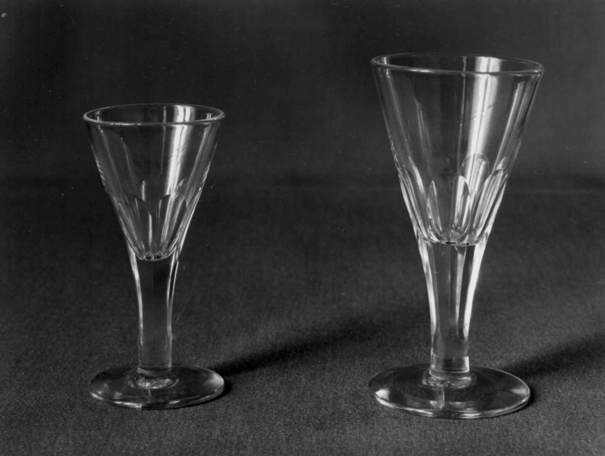 Glass, 21 vinglass, Viken, Hurdal, Akershus.
Fra dr. Eivind S. Engelstads storgårdsundersøkelser 1954.