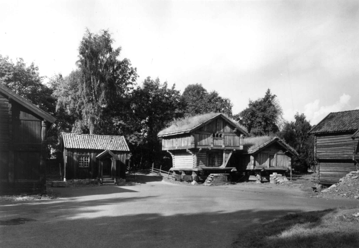Telemarkstunet på Norsk folkemuseum. Fra venstre: Ylistua, <Cappelenstugu>, Tveitoloftet, <vengjebur> fra nedre Nisi, stall fra Jørgedal i Bø (utsnitt). Fotografert i 1954.