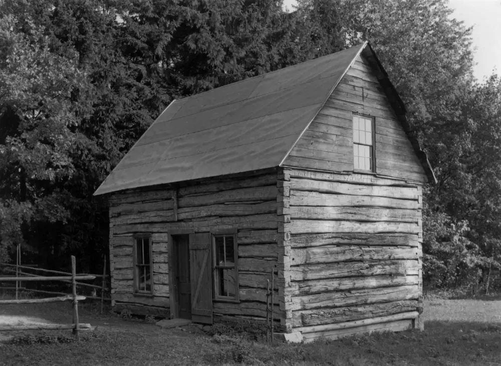 Pionerhytta fra Kindred i Nord-Dakota, USA, fotografret på Norsk folkemuseum oktober 1955. Denne er siden blitt flyttet til Utvandrermuseet på Hamar.