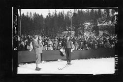 Holmenkollen. Skihopper Sigmund Ruud filmes på sletta. Publi