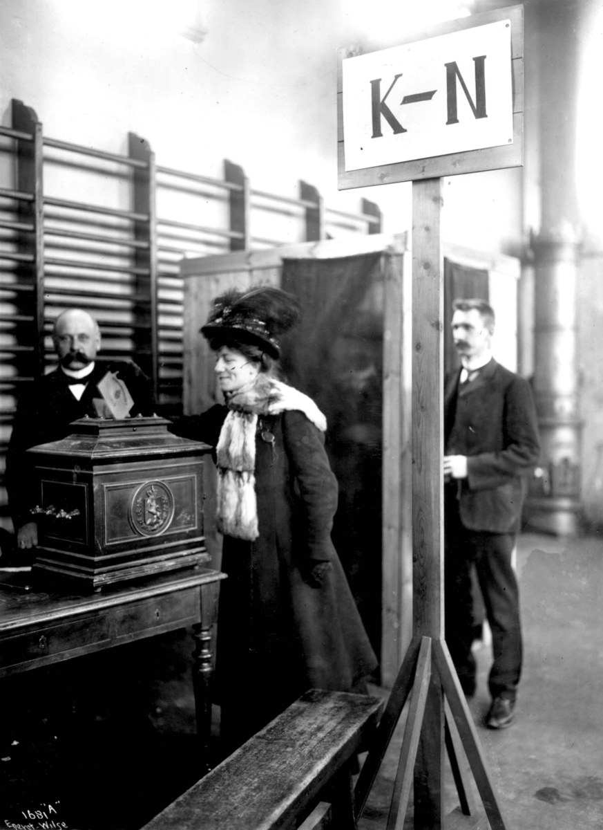 Stortingsvalg, muligens Drammen, Buskerud, 1909.
Ved dette valget kunne kvinner fra borgerskapet og middelklassen avgi stemme for første gang.