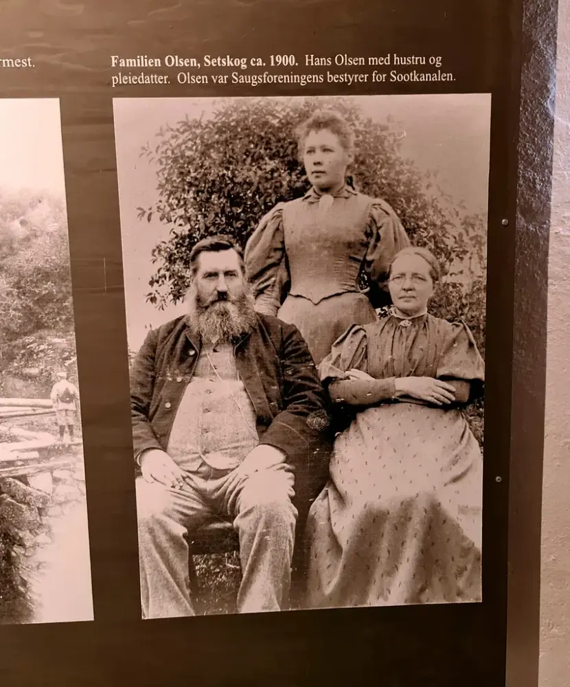 Foto av familie fra 1900. Bare ektemann er navngitt.