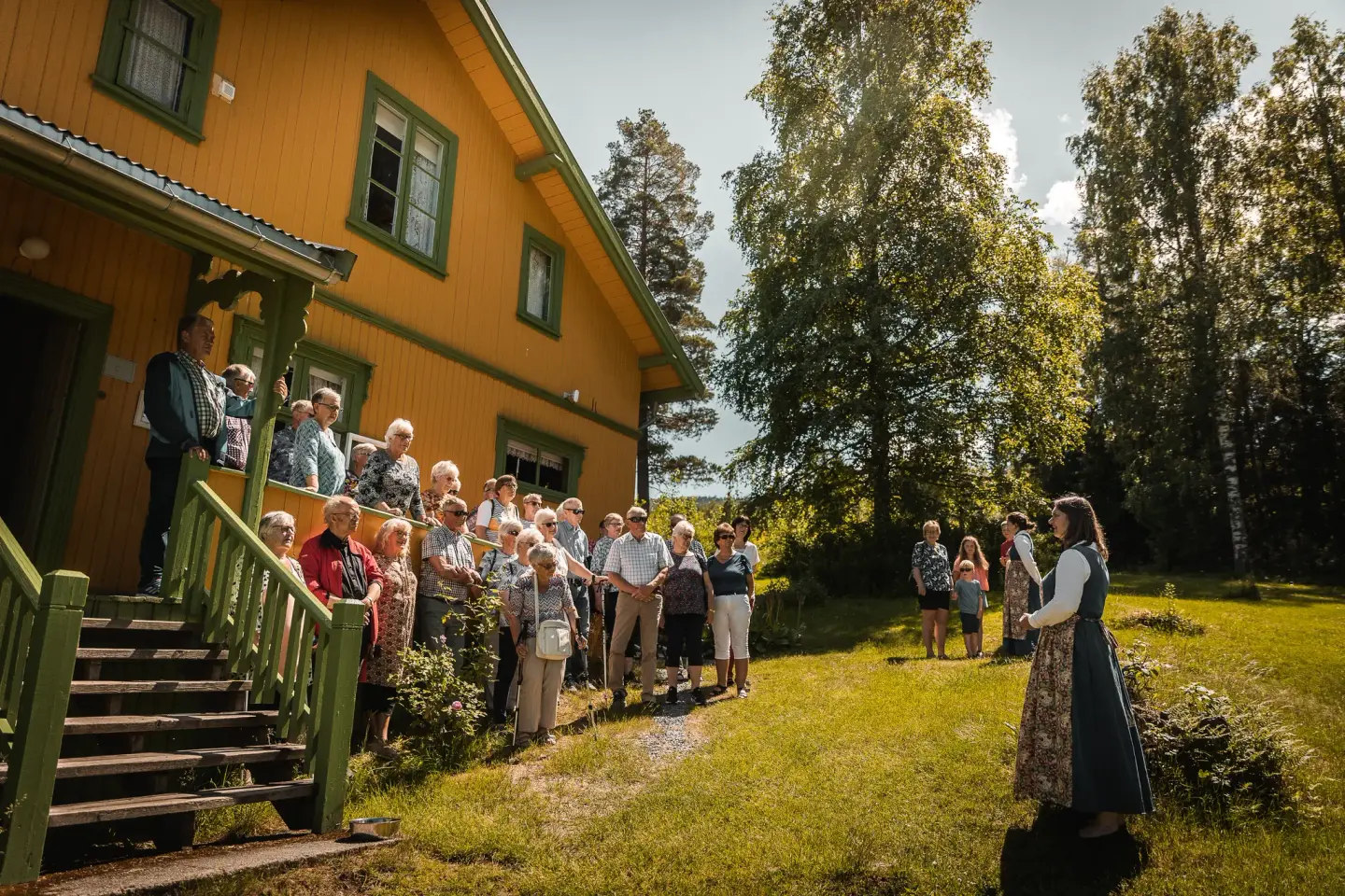 Gruppe foran kunstnerhjemmet