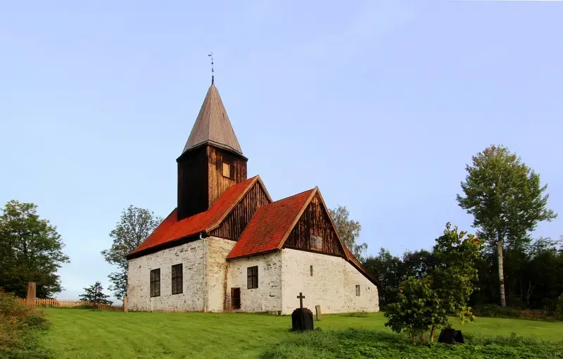 Fiskum gamle kirke