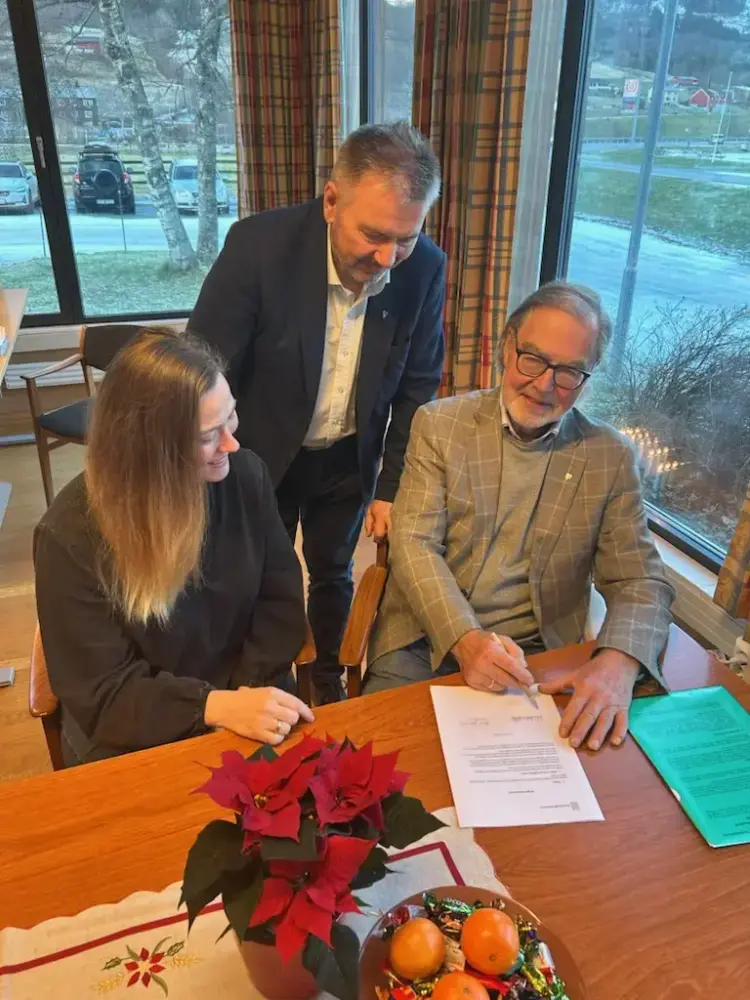 Biilde av representanter fra Nordmørsmusea, Gjemnes kommune og Gjemnes historie- og museumslag som signerer konsoliderinsavtale 20. desember 2024. 