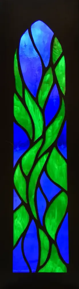 Detaljebilde av glassarbeidet på Olavslampa.