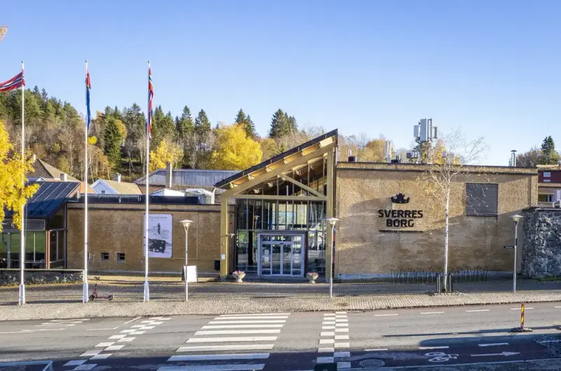 Stor bygning med inngangsparti. Foto. 