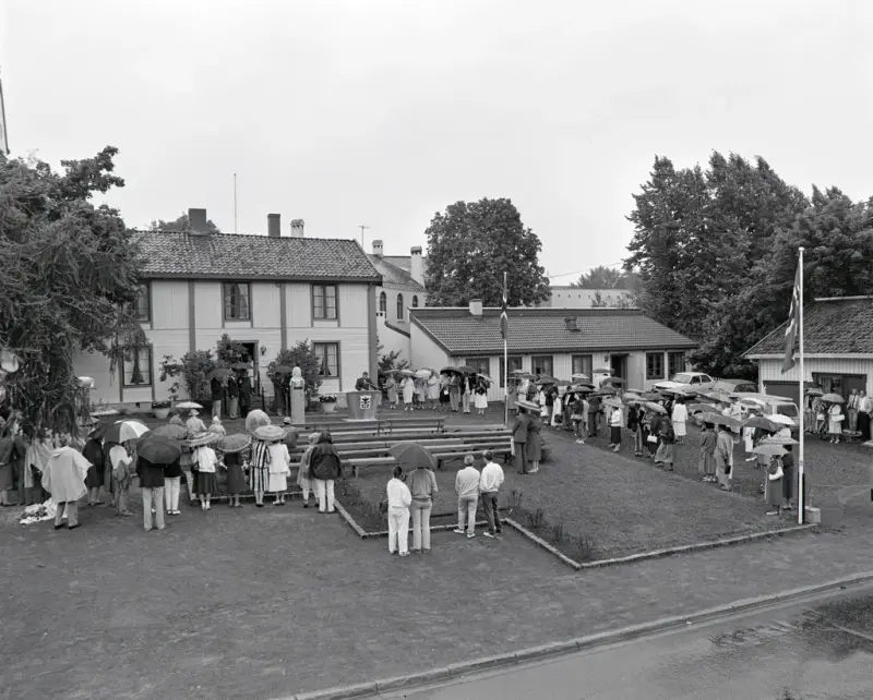 Fotografi fra åpningen av Kirsten Flagstad museum 12. juli 1985. Plassen foran museet er fylt med folk