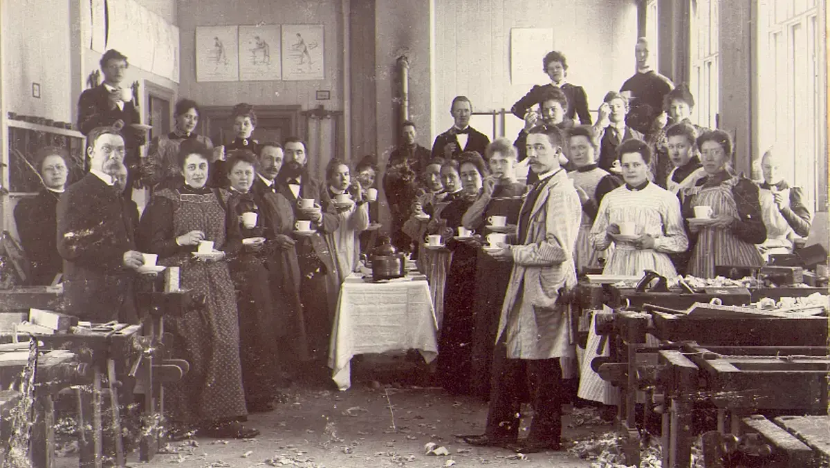 Otto Salomon på sløydsalen sammen med elever