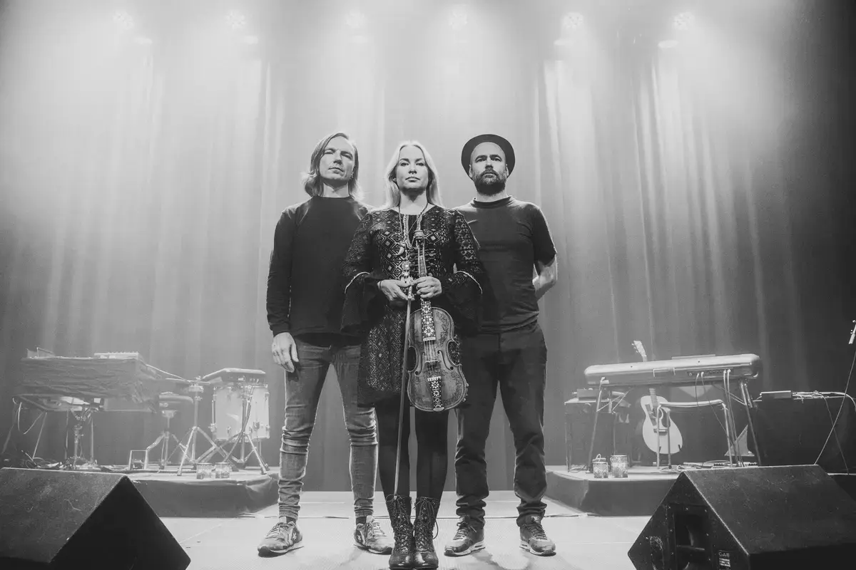 IWASHERE, elektronica-folk trio